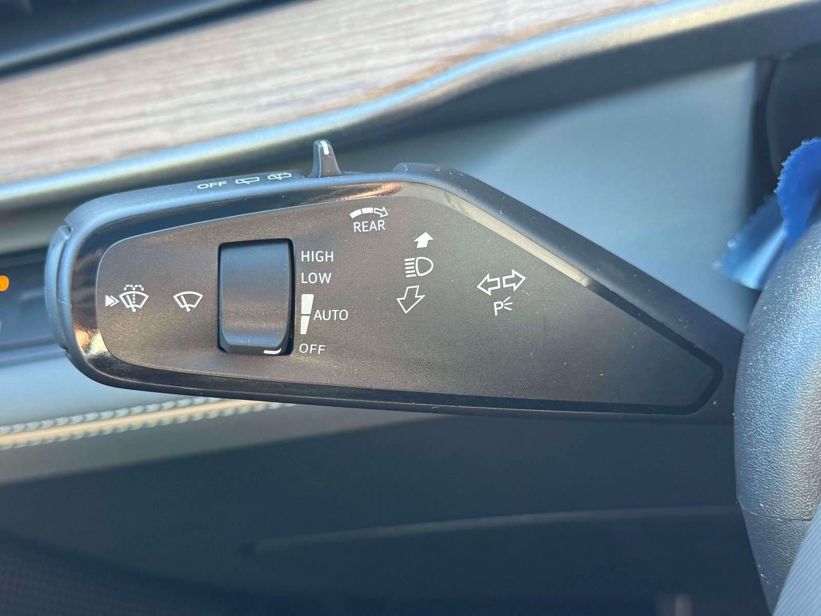 2027 Volkswagen Atlas 2.0T SE w/ Technology