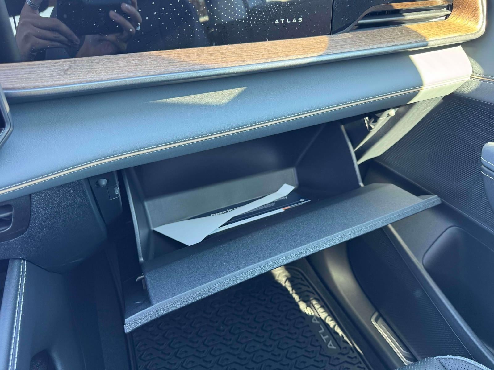2027 Volkswagen Atlas 2.0T SE w/ Technology