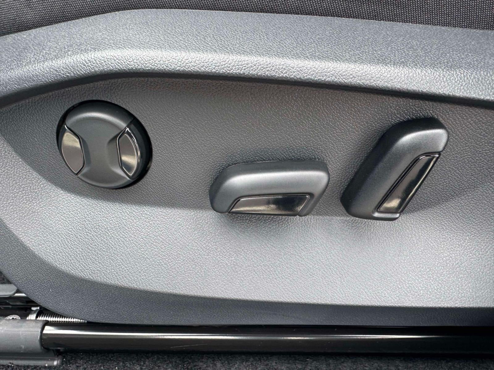 2025 Volkswagen Taos 1.5T SE Black