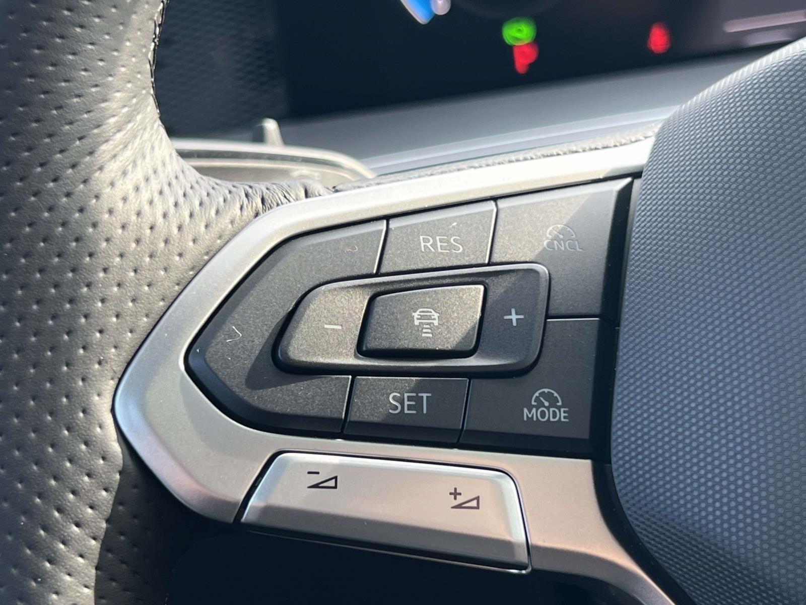 2025 Volkswagen Tiguan 2.0T SE R-Line Black