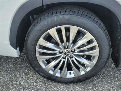 2026 Toyota Highlander Hybrid Platinum